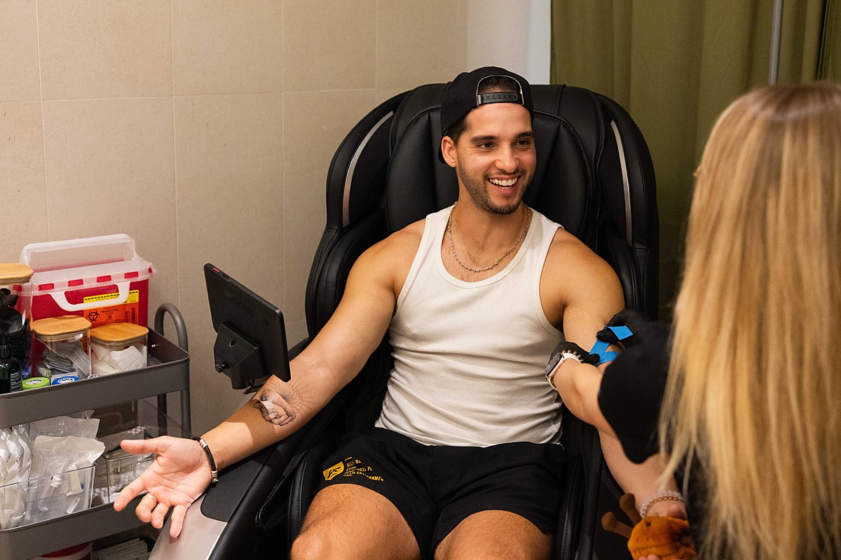 A member receiving an IV therapy infusion at Citrin Longevity in West Hollywood